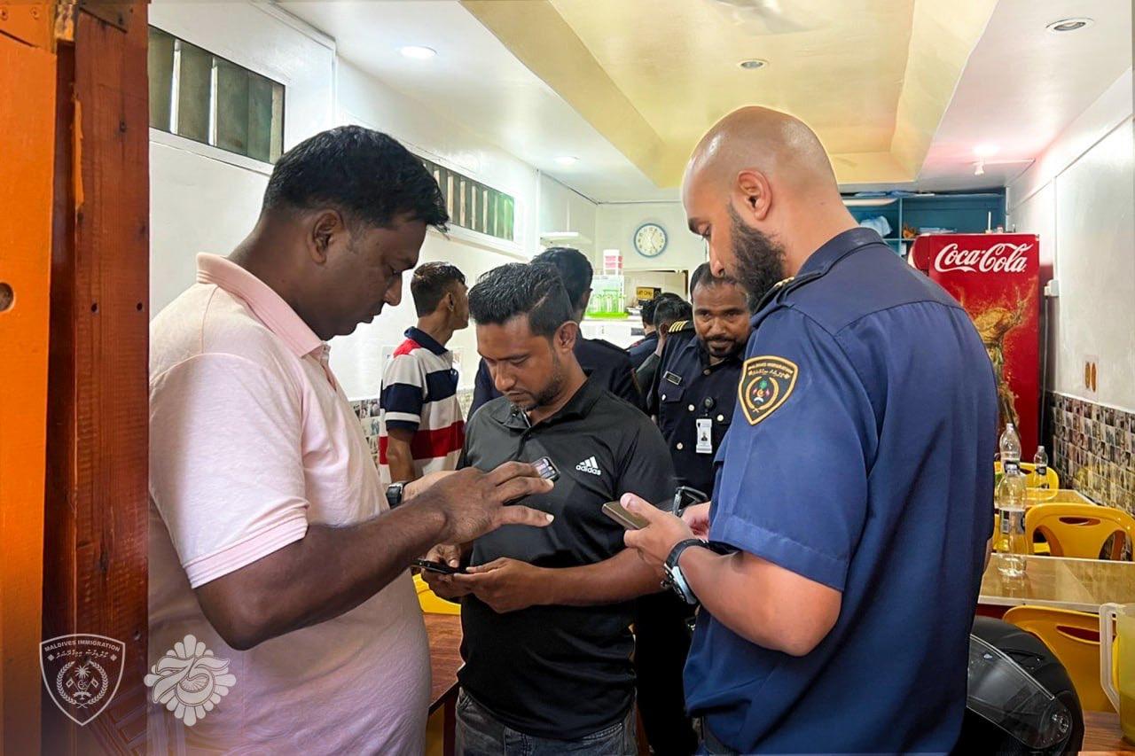 މާލޭގެ ދެ ކެފޭއެއް ބަލާފާސްކޮށް ގަވާއިދާ ޚިލާފަށް އުޅެމުންދިއަ 05 ބިދޭސީއަކު އިމިގްރޭޝަންގެ ބެލުމުގެ ދަށަށް!