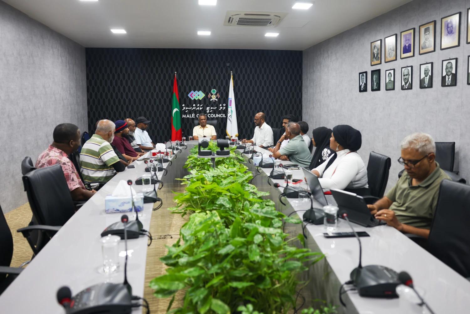 މޭޔަރ ޢާޒިމް ޓެކްސީ ޑްރައިވަރުންނާ ބައްދަލުކުރައްވައި ދިމާވާ ދަތިތަކަށް ހައްލު ހޯދުމަށް މަޝްވަރާކުރައްވައިފި